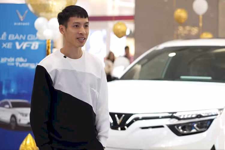 "Mình nghĩ tương lai sẽ là xe điện và đây là chiếc xe mà mình rất kỳ vọng. Mình tin chiếc xe này sẽ giúp mình di chuyển tốt hơn, phục vụ cuộc sống tốt hơn cho cả gia đình”, tiền vệ Hùng Dũng cho biết khi nhận xe Vinfast VF8.
