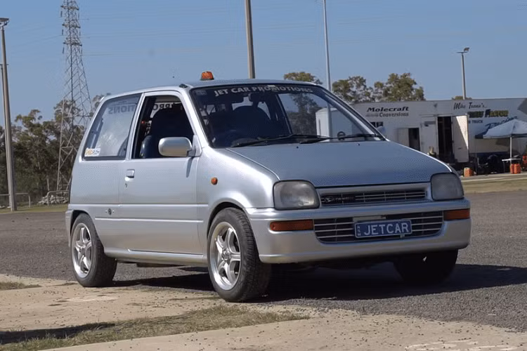 Lấy một chiếc Daihatsu Mira thế hệ thứ 3 bé nhỏ làm cơ sở, ông ấy tiến hành lắp cho nó một động cơ phản lực, phun lửa mạnh mẽ đến 2.600 mã lực. Như có thể tưởng tượng, mỗi khi vận hành, chiếc xe này tạo ra một tiếng ồn khủng khiếp, lấn át tất cả mọi âm thanh khác.