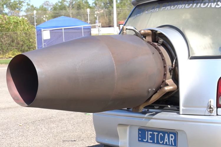 Nicotra cho biết rằng ông ấy từng có lần đạt tốc độ 320 km/h trong chiếc Daihatsu nhỏ bé này. Phải thừa nhận rằng chiếc Daihatsu Mira siêu tốc đã mất đi một chút tính thực dụng của hình dạng hatchback, nhưng ít nhất thì nó vẫn có không gian bên cạnh ghế lái dành cho một số mặt hàng tạp phẩm.