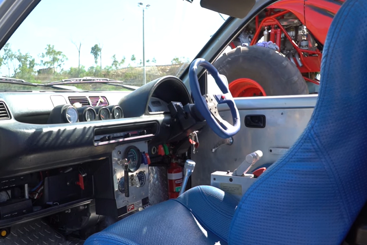 Dù có thể vẫn hợp pháp chạy trên đường phố công cộng, nhưng rõ ràng là giờ đây, chiếc Daihatsu này chủ yếu được sử dụng để giải trí đám đông tại những buổi biểu diễn và sự kiện đặc biệt.