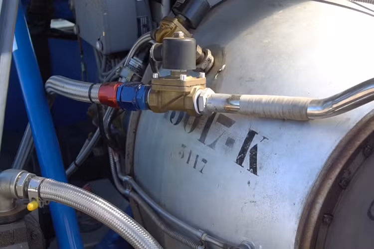 Một điểm bất ngờ là cho dù Daihatsu Mira động cơ phản lực được lắp phía sau, chiếc xe vẫn giữ động cơ nguyên bản, sản sinh 35 mã lực truyền tới bánh trước. Trên thực tế, chiếc xe vẫn được đăng ký sử dụng đường bộ tại Úc, quê hương của Nicotra.