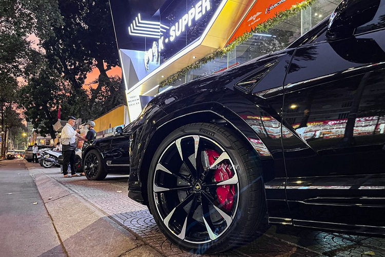 Hiện chưa rõ giá xe Lamborghini Urus màu full đen hàng hiếm này sau khi ra biển trắng, tuy nhiên con số sẽ không dưới 20 tỷ đồng bởi trước đó, rất nhiều chiếc Urus đã về nước với giá lăn bánh sau thuế khoảng 24-25 tỷ đồng thông qua các đơn vị nhập khẩu tư nhân khác nhau.
