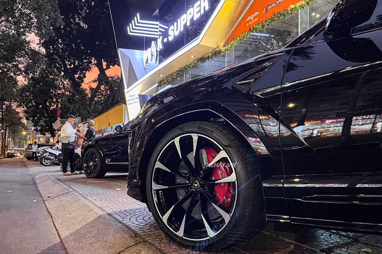 Hiện chưa rõ giá xe Lamborghini Urus màu full đen hàng hiếm này sau khi ra biển trắng, tuy nhiên con số sẽ không dưới 20 tỷ đồng bởi trước đó, rất nhiều chiếc Urus đã về nước với giá lăn bánh sau thuế khoảng 24-25 tỷ đồng thông qua các đơn vị nhập khẩu tư nhân khác nhau.