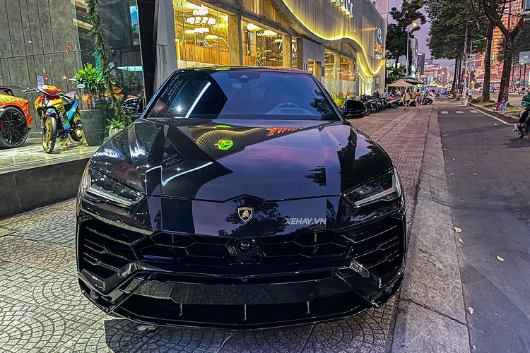 Và sự xuất hiện của chiếc siêu SUV Lamborghini Urus màu full đen này chắc chắn sẽ thu hút sự chú ý của giới chơi xe Việt Nam. Theo đó, chiếc xe trong bài sở hữu một màu đen "từ đầu đến chân" khá ấn tượng.