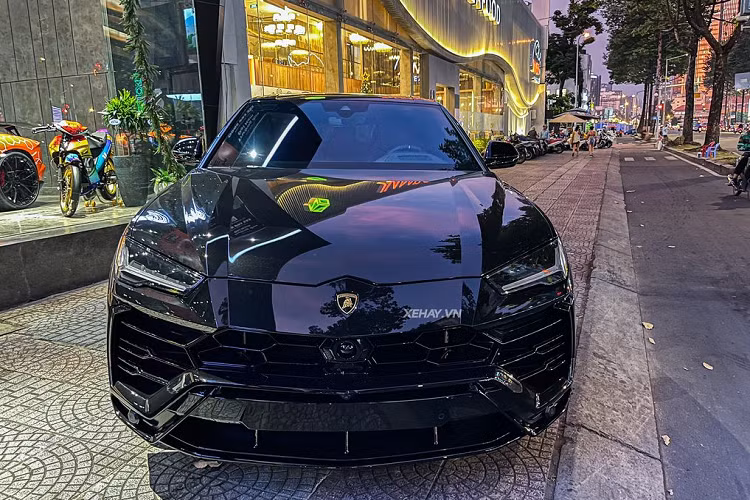 Và sự xuất hiện của chiếc siêu SUV Lamborghini Urus màu full đen này chắc chắn sẽ thu hút sự chú ý của giới chơi xe Việt Nam. Theo đó, chiếc xe trong bài sở hữu một màu đen "từ đầu đến chân" khá ấn tượng.
