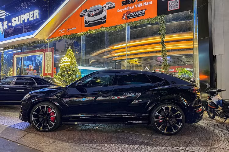 Đây là chiếc Urus màu đen thứ hai cập bến nước ta được mốt showroom tư nhân tại TP HCM đưa về, sau khi chiếc màu đen đầu tiên về nước từ đầu năm 2020 và thuộc sở hữu của thiếu gia siêu xe Dương Kon tại Hà Nội.