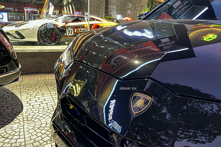 Xe có đến 6 chế độ lái khác nhau như Strada (đường phố), Sport (thể thao) và Corsa (đường đua), Sabbia (đường cát), Terra (việt dã) và Neve (tuyết). Theo công bố của nhà sản xuất, Urus là mẫu SUV có tỷ lệ công suất - trọng lượng tốt nhất phân khúc.