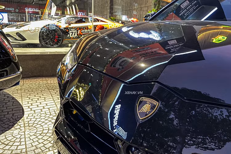 Xe có đến 6 chế độ lái khác nhau như Strada (đường phố), Sport (thể thao) và Corsa (đường đua), Sabbia (đường cát), Terra (việt dã) và Neve (tuyết). Theo công bố của nhà sản xuất, Urus là mẫu SUV có tỷ lệ công suất - trọng lượng tốt nhất phân khúc.