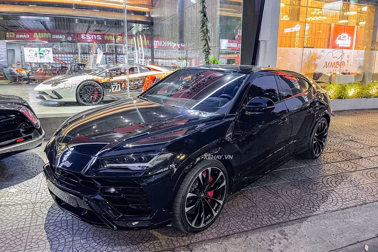 Tan thay Lamborghini Urus hon 20 ty mau den 