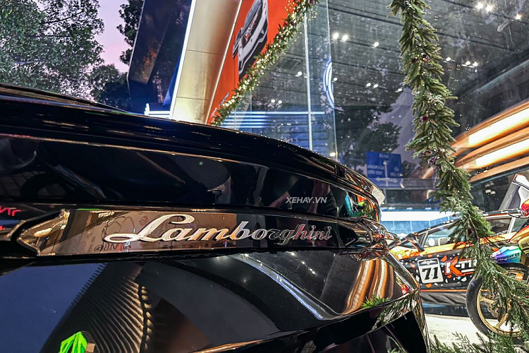 Điểm khác biệt chính ở ngoại thất giữa hai chiếc Lamborghini Urus màu đen này nằm ở tùy chọn la-zăng. Trong khi chiếc đầu tiên có bộ mâm 5 chấu kép sơn đen thì chiếc thứ hai lại dùng bộ mâm tương tự nhưng kết hợp hai tông màu sáng ở bề mặt và màu tối phía trong. Cả hai chiếc đều trang bị cùm phanh màu đỏ nổi bật.