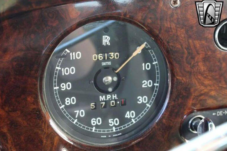 Được biết, hệ thống lái trợ lực và điều hòa không khí trở thành tùy chọn cho thương hiệu xe siêu sang Anh quốc vào năm 1956 và cũng xuất hiện trên chiếc Rolls-Royce Silver Cloud này.