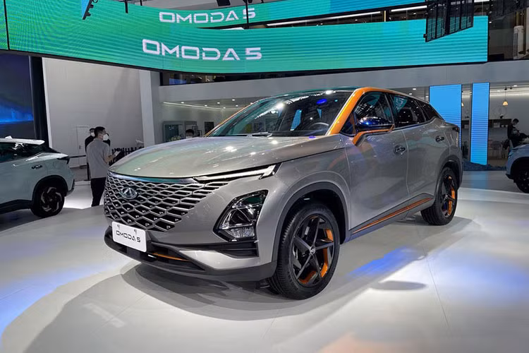 Ngoài ra, Chery Omoda 5 của Trung Quốc dự kiến còn được đưa về Việt Nam trong năm nay để khuấy động phân khúc SUV cỡ B vốn khá đông đúc. Khi về Việt Nam, Chery Omoda 5 sẽ phải "đối mặt" với những cái tên như Kia Seltos, Hyundai Kona, Honda HR-V, Toyota Corolla Cross, Ford EcoSport, MG ZS và Peugeot 2008.
