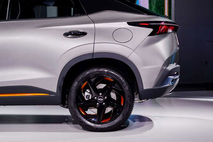 So với những mẫu xe Chery trước đó, Omoda 5 sở hữu thiết kế ngoại thất hoàn toàn khác biệt. Nguyên nhân là do xe được áp dụng triết lý thiết kế "Art in Motion" mới, tập trung vào sự hiện đại. Đó là lý do vì sao Chery Omoda 5 được trang bị lưới tản nhiệt cỡ lớn và không viền trên đầu xe, nối liền với dải đèn LED định vị ban ngày thanh mảnh ở hai bên.