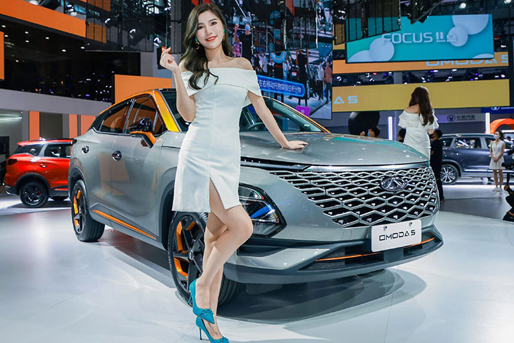  Chery Omoda 5 2022 mới là mẫu SUV cỡ B đã chính thức trình làng tại triển lãm Ô tô Quảng Châu 2021 diễn ra vào tháng 11 năm ngoái. Đến nay, hãng Chery đã xác nhận kế hoạch tung mẫu SUV cỡ B này ra thị trường Malaysia. Được biết, Malaysia là một trong những thị trường quốc tế đầu tiên đón nhận Chery Omoda 5, bên cạnh Úc và châu Âu.