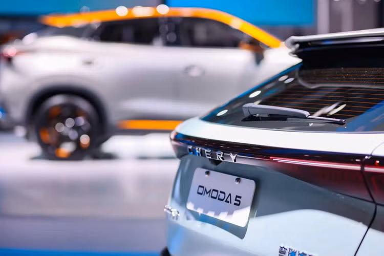 Trong khi đó, cụm đèn pha LED với công nghệ Matrix của xe được đặt bên dưới dải đèn LED định vị ban ngày. Phía sau, Chery Omoda 5 được thiết kế theo phong cách giống xe Toyota và Lexus. Tại đây, chúng ta có thể bắt gặp cánh gió nằm ngay bên dưới cửa kính sau, tấm ốp gầm dưới cản va và ống xả nằm khá cao.