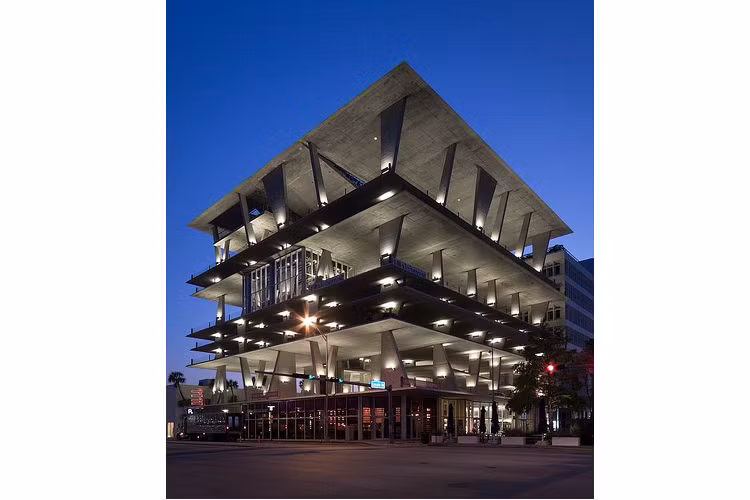 Cụ thể, thiết kế của toà nhà số 1111 phố Lincoln mang đến cảm giác thanh mảnh với độ cao các tầng khác nhau và gần như không có tường bao. Bãi đậu xe này có sức chứa khoảng 300 xe ôtô.