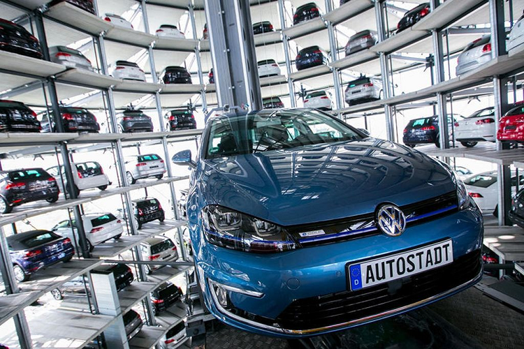 Tháp xe nối thông với nhà máy qua đường hầm dưới lòng đất có chiều dài 700 m. Khi đi qua đường hầm tới chân tháp, các xe được cánh tay robot nâng lên cao đưa vào các vị trí đỗ với tốc độ 1,5 m/giây. Tuy nhiên, Volkswagen chỉ để những chiếc xe mới xuất xưởng tại đây, còn lại là dành cho người dân sử dụng.