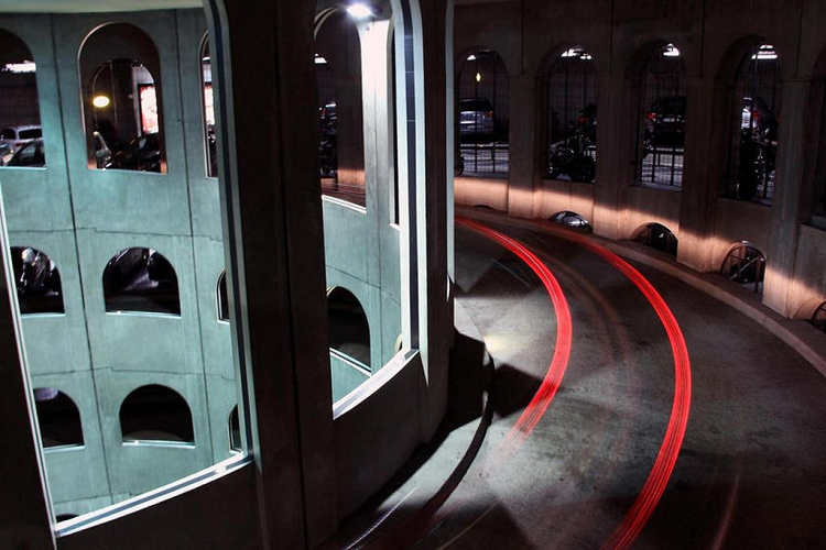 Bề mặt tường toàn bằng kính mang lại ánh sáng hoàn toàn tự nhiên vào ban ngày. Và phản chiếu ánh đèn lung linh vào ban đêm. Không gian đỗ xe được chia đều thành 4 tầng dưới mặt đất và 4 tầng trên cao. Trong đó tầng mặt đất dành riêng cho các cửa hàng, cửa hiệu.