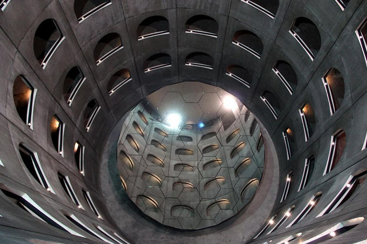 Bãi đỗ xe thông minh Parc des Célestins (Lyon, Pháp) Bãi đỗ xe Parc des Célestins nằm dưới mặt đất hoàn thành năm 1994 từng giành giải thưởng nhờ thiết kế độc đáo. Bãi đỗ xe thông minh Parc des Célestins có hình dánh như một chiếc kính vạn hoa. Lối xe lên xuống bao tròn quanh “giếng” trung tâm và dưới đáy được biến thành tấm gương tròn chuyển động. Phản chiếu những khung cửa hình vòm đồng thời mang lại ảo giác về sự vô tận.