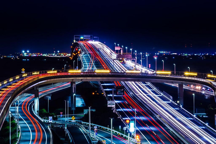 Umihotaru trông như 1 con tàu du lịch nổi trên vịnh Tokyo với 5 tầng, trong đó tầng 1-3 là bãi đậu xe, tầng 4-5 là trung tâm thương mại có các cửa hàng, nhà hàng và đài quan sát. Tại đây bạn có thể nghỉ ngơi, thư giãn, ngắm cảnh biển tuyệt đẹp bởi thiết kế toàn bằng kính.