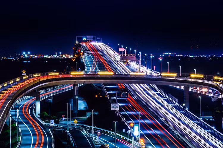 Umihotaru trông như 1 con tàu du lịch nổi trên vịnh Tokyo với 5 tầng, trong đó tầng 1-3 là bãi đậu xe, tầng 4-5 là trung tâm thương mại có các cửa hàng, nhà hàng và đài quan sát. Tại đây bạn có thể nghỉ ngơi, thư giãn, ngắm cảnh biển tuyệt đẹp bởi thiết kế toàn bằng kính.