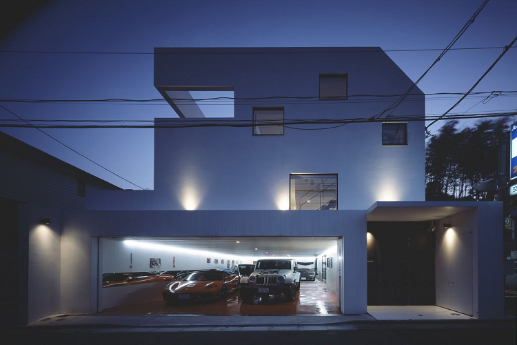 Nhà thông minh KRE (Nhật Bản) Vào năm 2007 kiến trúc sư Takuya Tsuchida người Nhật đã đối mặt với thử thách không nhỏ khi thiết kế ngôi nhà với gara để được 9 xe hơi, mà phải có khả năng đưa bất kỳ chiếc xe nào trong số đó lên phòng khách khi cần.