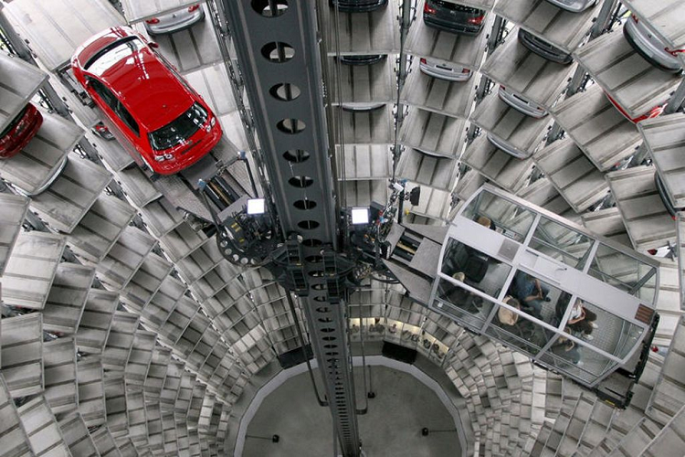 Tháp xe Autostadt, Wolfsburg (Đức) Autostadt có nghĩa là “Thành phố của Ôtô” trong tiếng Đức. Tháp đỗ xe ôtô Autostadt được xây dựng bên cạnh nhà máy của Volkswagen ở Wolfsburg, Đức nên rất thu hút khách thăm quan.
