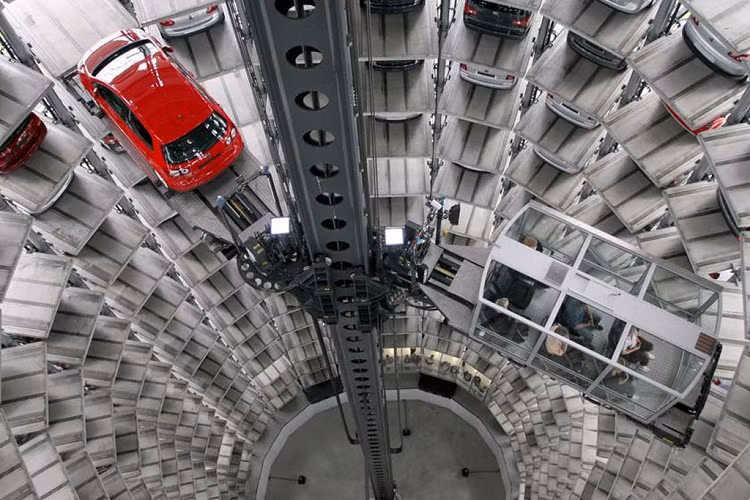 Tháp xe Autostadt, Wolfsburg (Đức) Autostadt có nghĩa là “Thành phố của Ôtô” trong tiếng Đức. Tháp đỗ xe ôtô Autostadt được xây dựng bên cạnh nhà máy của Volkswagen ở Wolfsburg, Đức nên rất thu hút khách thăm quan.