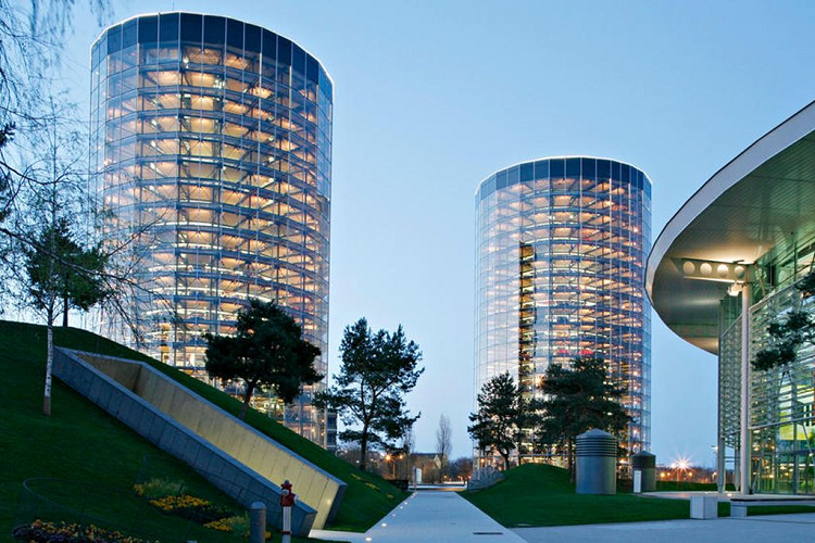 Bước vào bên trong, Autostadt giống như một tác phẩm “khoa học giả tưởng”. Tháp có 2 toà, cao 20 tầng với sức chứa 400 xe mỗi tháp. Tại đây, xe ôtô được nâng bằng thang máy và đưa vào chỗ đậu bằng hệ thống robot thông minh. Ngoài ra, trong Autostadt còn bảo tàng, các gian hàng dành cho các thương hiệu ô tô thuộc Volkswagen và trung tâm chắm sóc khách hàng.