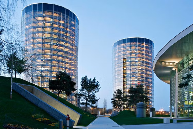 Bước vào bên trong, Autostadt giống như một tác phẩm “khoa học giả tưởng”. Tháp có 2 toà, cao 20 tầng với sức chứa 400 xe mỗi tháp. Tại đây, xe ôtô được nâng bằng thang máy và đưa vào chỗ đậu bằng hệ thống robot thông minh. Ngoài ra, trong Autostadt còn bảo tàng, các gian hàng dành cho các thương hiệu ô tô thuộc Volkswagen và trung tâm chắm sóc khách hàng.