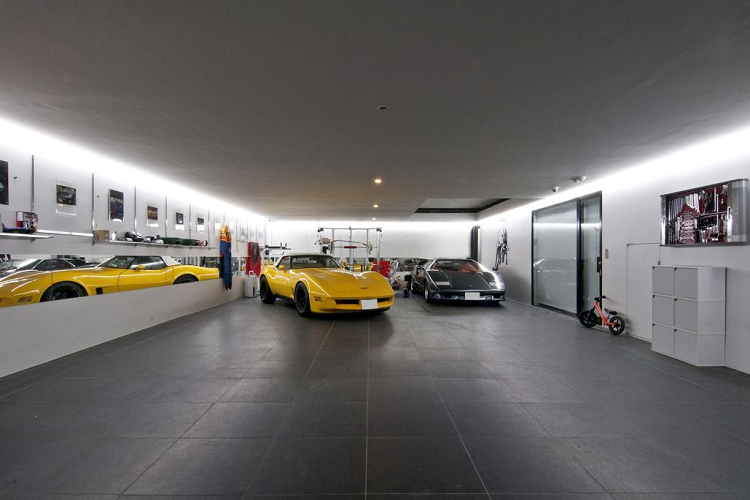 Tsuchida đã rất thành công với phương án xây gara ngầm độc đáo dưới đất ngay dưới phòng khách ngôi nhà.