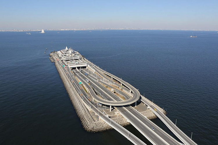 Umihotaru được xây dựng trên đảo nổi nhân tạo Kisazaru và bao quanh 360 độ bởi nước.