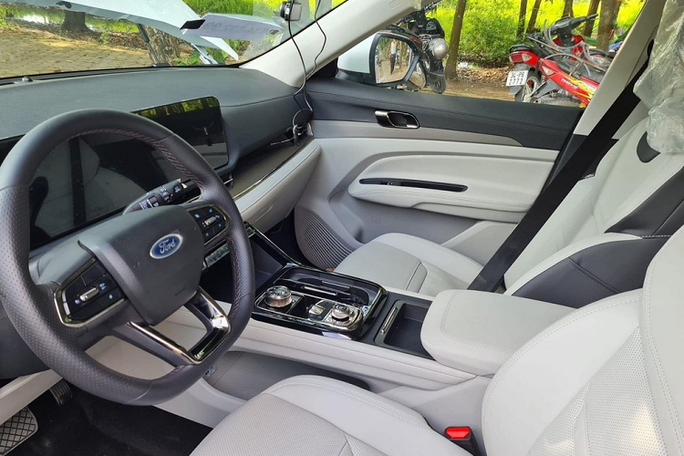 Tiếp đến, phía dưới màn hình giải trí là hàng nút bấm điều khiển hệ thống điều hòa tự động bằng cảm ứng cùng với đó là sạc điện thoại không dây. Những tiện nghi còn lại cũng đã được hé lộ thông qua ảnh chụp nội thất cách đây không lâu, gồm có núm xoay chuyển số, phanh tay điện tử tích hợp giữ phanh tự động.