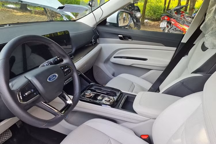 Tiếp đến, phía dưới màn hình giải trí là hàng nút bấm điều khiển hệ thống điều hòa tự động bằng cảm ứng cùng với đó là sạc điện thoại không dây. Những tiện nghi còn lại cũng đã được hé lộ thông qua ảnh chụp nội thất cách đây không lâu, gồm có núm xoay chuyển số, phanh tay điện tử tích hợp giữ phanh tự động.