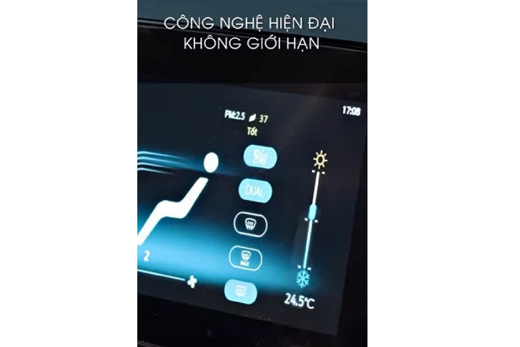 Nội thất bên trong có bảng đồng hồ kỹ thuật số sau vô lăng nối liền màn hình giải trí và đều có kích cỡ 12,3 inch với tông màu hiển thị là màu xanh nhằm đem đến cảm giác công nghệ.