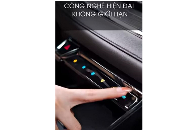 Đáng chú ý, màn hình giải trí sẽ có giao diện tiếng Việt, kết nối Apple CarPlay không dây nhưng không tích hợp hệ thống thông tin giải trí SYNC 4 mới nhất của hãng xe Mỹ.