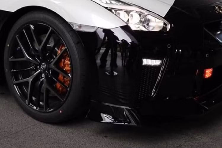 Ngoài ra, chiếc Toyota Raize này còn có thêm logo hình hoa anh đào màu vàng ánh kim của lực lượng cảnh sát Nhật Bản trên lưới tản nhiệt. Ở hai bên biển số trước có thêm 2 đèn phụ trong khi nóc được gắn đèn chớp.