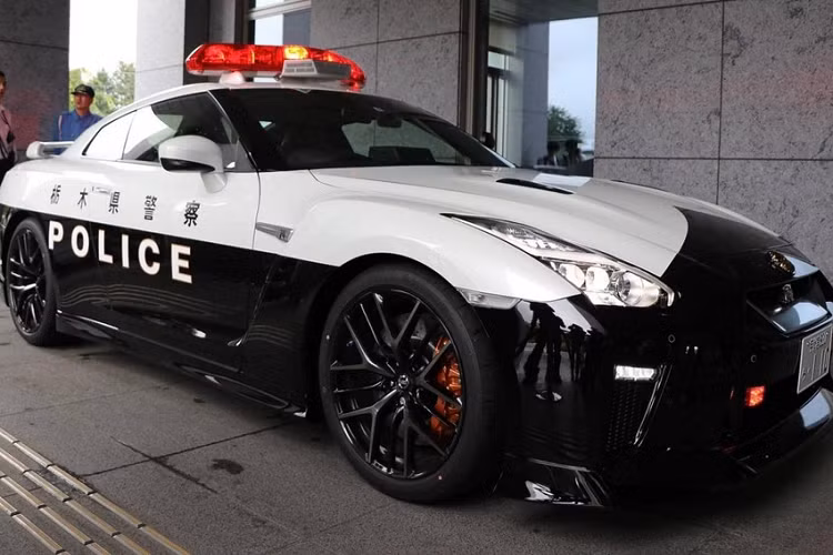 Nói đến dàn xe tuần tra cảnh sát, người ta thường nghĩ ngay tới Dubai. Tuy nhiên, trên thực tế, lực lượng cảnh sát Nhật Bản cũng sở hữu dàn xe tuần tra thú vị không kém. So với các đồng nghiệp tại Dubai, cảnh sát Nhật Bản sử dụng dàn xe tuần tra đa dạng hơn, từ Toyota Prius, Lexus LC 500 cho đến Nissan GT-R. Ngoài ra, Toyota Raize giá rẻ cũng được trưng dụng làm xe cảnh sát tại tỉnh Yamanashi.