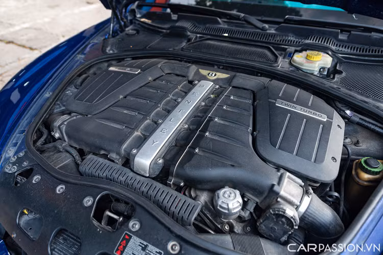 Màn hình trung tâm của Bentley Continental GT Speed là nơi mà tài xế có thể điều khiển các cài đặt về xe, cũng như các kết nối liên quan đến điện thoại, bản đồ, hỗ trợ điều hướng, điều chỉnh hướng gió và nhiệt độ điều hoà.