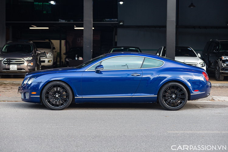 Khác với phiên bản Continental GT tiêu chuẩn, Continental GT Speed sở hữu một số chi tiết được thiết kế mới như phần cản trước với phần hốc gió được chia làm ba phần.