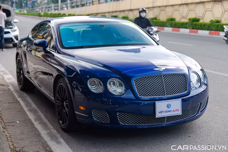 Bentley Continental GT Speed sử dụng động cơ W12 6.0 L, sản sinh công suất 610 mã lực, mô-men xoắn cực đại 750Nm. Kết hợp cùng hộp số tự động ZF 8 cấp, chiếc xe này mất 4,3 giây để tăng tốc từ 0 lên 100 km/h từ vị trí xuất phát trước khi đạt vận tốc tối đa 326 km/h.