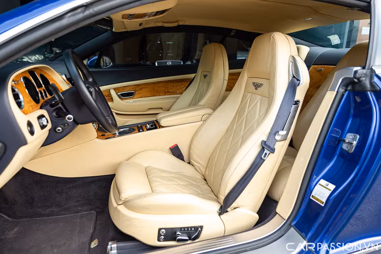 Sau hơn một thập kỉ sử dụng, chất lượng ghế da trên mẫu xe này vẫn còn tốt ngoài những nếp nhăn theo thời gian. Ghế ngồi là dạng chỉnh điện, nhớ 3 vị trí. Hệ thống giải trí AF/FM/CD kết nối đầu ra 12 loa.