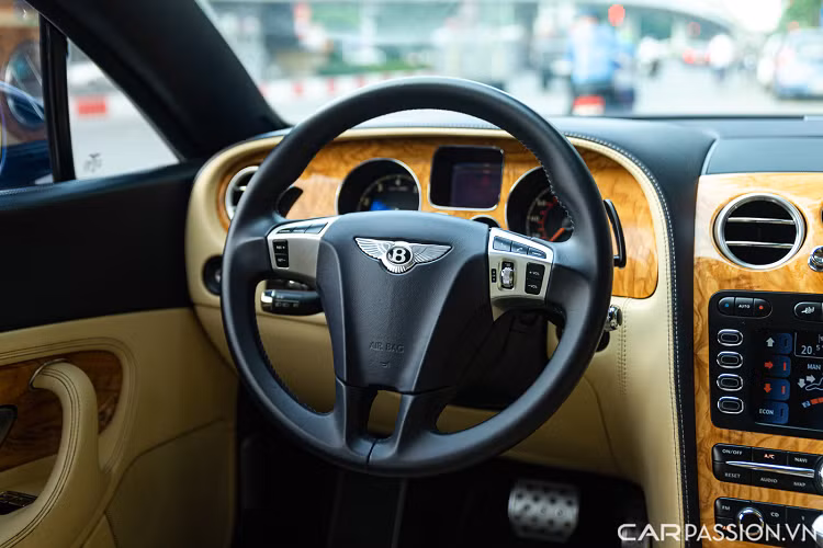 Vô lăng 4 chấu tích hợp nhiều nút bấm như điều khiển giọng nói, con lăn chỉnh màn hình, tăng giảm âm lượng. Phía sau vô lăng được tích hợp lẫy chuyển số. Ẩn sau bên trong là cụm đồng hồ dạng analog, kết hợp đồng hồ điện tử đặt chính giữa.