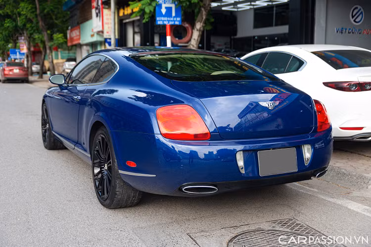 Số lượng Bentley Continental GT Speed tại Việt Nam tính đến thời điểm hiện tại khá nhiều nhưng số lượng lớn lại là màu trắng hoặc bạc. Chiếc xe trong bài sở hữu một màu xanh vô cùng hiếm gặp trong nước.