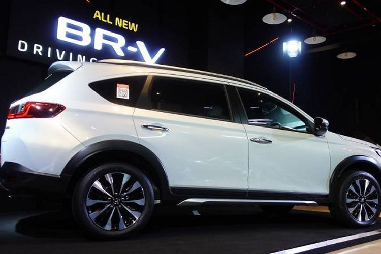 Cung cấp “sức mạnh” cho Honda BR-V 2022 là động cơ 4 xy-lanh i-VTEC 1.5L công suất tối đa 121 mã lực và momen xoắn cực đại 145 Nm tại 4.300 vòng/phút. Đi kèm là hộp số sàn 6 cấp hoặc hộp số tự động CVT, và hệ dẫn động cầu trước.