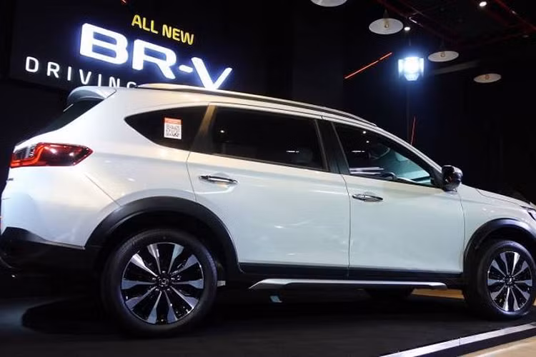 Cung cấp “sức mạnh” cho Honda BR-V 2022 là động cơ 4 xy-lanh i-VTEC 1.5L công suất tối đa 121 mã lực và momen xoắn cực đại 145 Nm tại 4.300 vòng/phút. Đi kèm là hộp số sàn 6 cấp hoặc hộp số tự động CVT, và hệ dẫn động cầu trước.