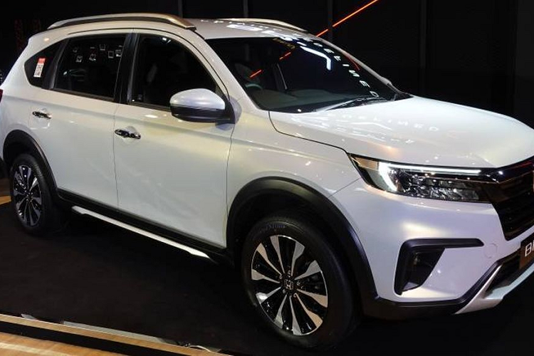 Tại thị trường Indonesia, Honda BR-V 2022 cung cấp 5 phiên bản gồm: M/T, E M/T, E CVT, Prestige CVT và Prestige CVT có Honda Sensing, tất cả đều mang cấu hình 7 chỗ. Giá bán khởi điểm cho mẫu xe này từ 275,9 triệu Rupiah (khoảng 440 triệu đồng).