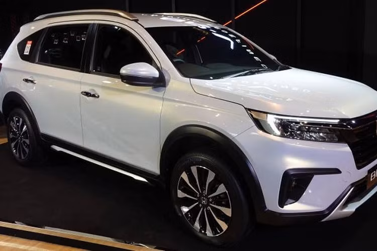 Tại thị trường Indonesia, Honda BR-V 2022 cung cấp 5 phiên bản gồm: M/T, E M/T, E CVT, Prestige CVT và Prestige CVT có Honda Sensing, tất cả đều mang cấu hình 7 chỗ. Giá bán khởi điểm cho mẫu xe này từ 275,9 triệu Rupiah (khoảng 440 triệu đồng).