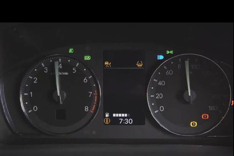 Thiết kế của Honda BR-V thế hệ mới được đánh giá là thời trang và cuốn hút hơn hẳn so với thế hệ đầu tiên. Trong đó, thay đổi ở phần đầu xe là đáng chú ý nhất với lưới tản nhiệt mới, gồm 3 nan ngang và nẹp crôm dày phía trên đi sâu vào cụm đèn pha LED đặt 2 bên.