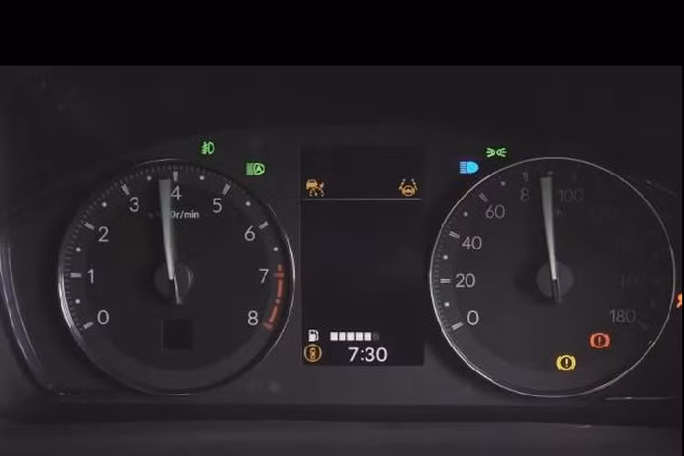 Thiết kế của Honda BR-V thế hệ mới được đánh giá là thời trang và cuốn hút hơn hẳn so với thế hệ đầu tiên. Trong đó, thay đổi ở phần đầu xe là đáng chú ý nhất với lưới tản nhiệt mới, gồm 3 nan ngang và nẹp crôm dày phía trên đi sâu vào cụm đèn pha LED đặt 2 bên.